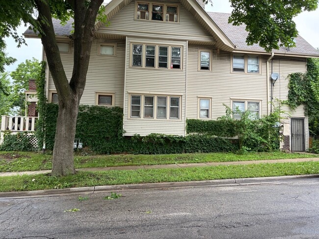 Side of House - 3702 N 15th St Unit Upper
