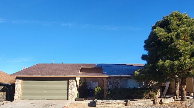 Building Photo - 1625/sf NE Home 3 Bedroom 2 Bath w  2 car garage