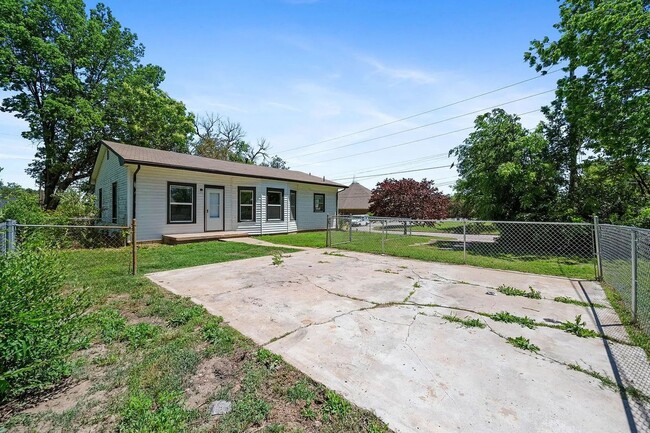 Building Photo - Adorable and Cozy 3 Bedroom!