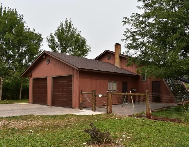 Building Photo - 5910 N Leonard Ave