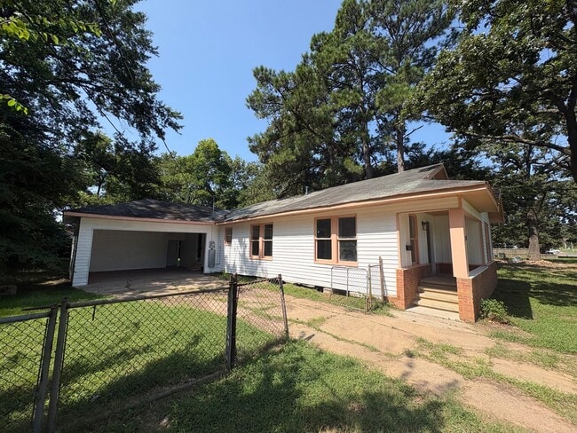 Photo - Amazing 4 bedroom/1 bath home with Central Air & Heat!