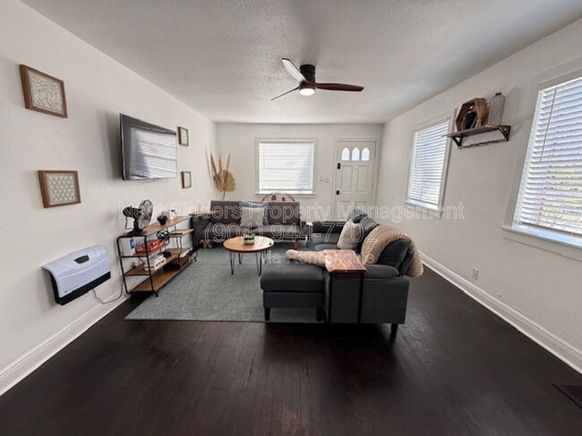 Photo - 2813 College St