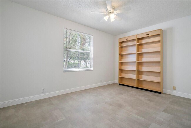 Photo - 970 Greenwood Rd