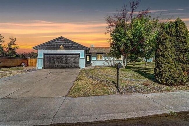 Building Photo - Stunning home in highly sought neighborhood!