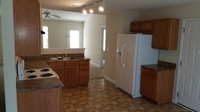 Photo - 210 Kinnley Ct