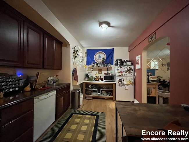 Photo - 1559 Beacon St