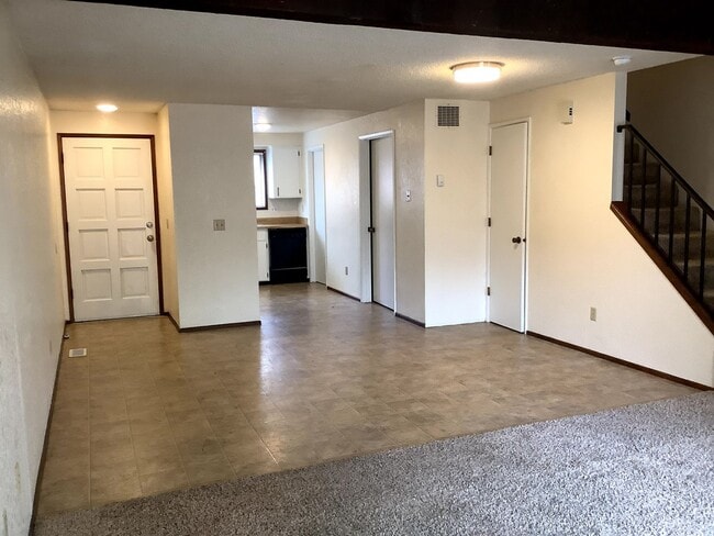 Townhouse Style Apartment with Private Out... - Townhouse Style Apartment with Private Out...