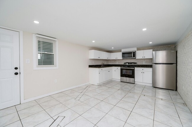 Building Photo - 57 S 6th St Unit 8