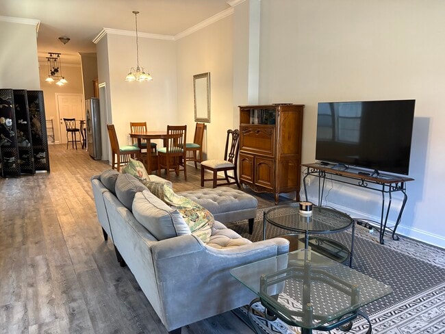 Photo - 211 W 33rd St