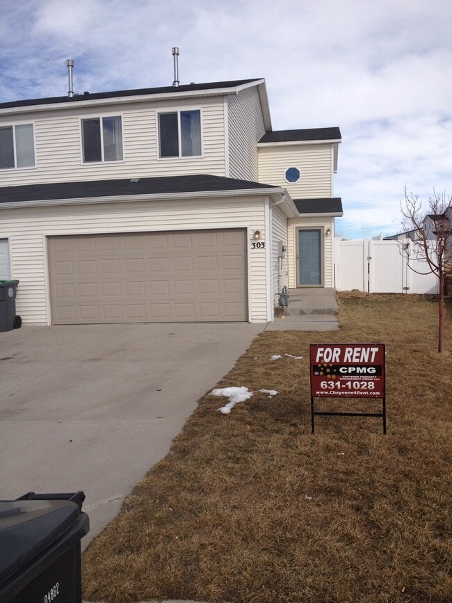 Building Photo - 3 BEDROOM, 2.5 BATH TOWNHOUSE WITH 2 CAR ATTACHED GARAGE