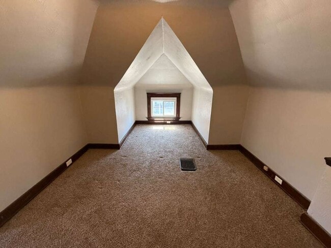 Photo - 4 BED 1 BATH SINGLE FAMILY HOME IN CLEVELAND!