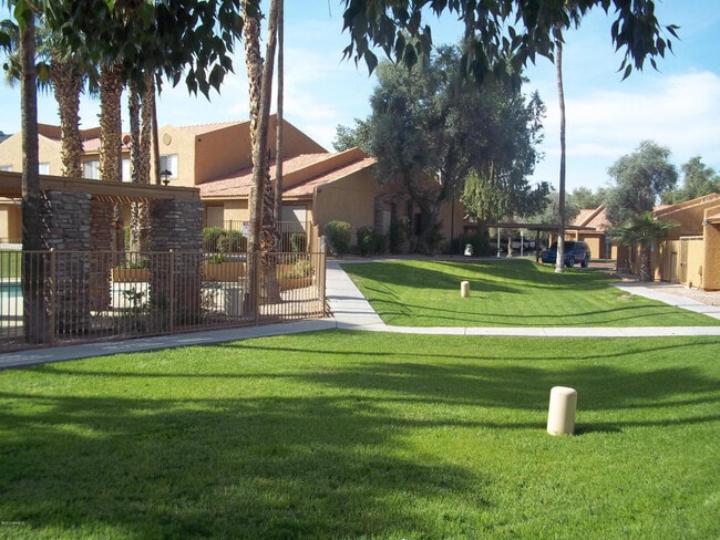 Building Photo - Charming 2 bed 1.5 bath Phoenix townhouse