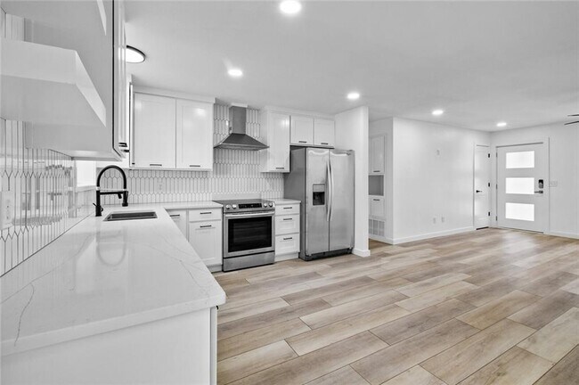 Photo - 2205 Douglas St