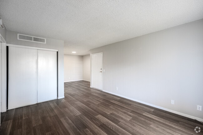 1BR, 1BA - 658SF - Living Room