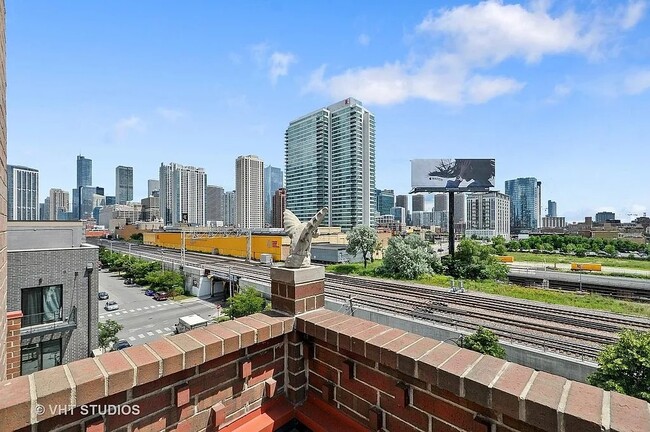 Building Photo - 816 W Hubbard St Unit 5