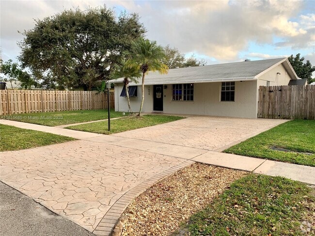 Building Photo - 7650 NW 33rd St Rental