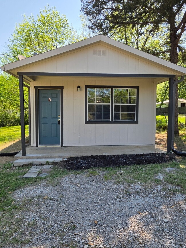 Building Photo - 502 Big Rock St Unit Big Rock Street - Apt B