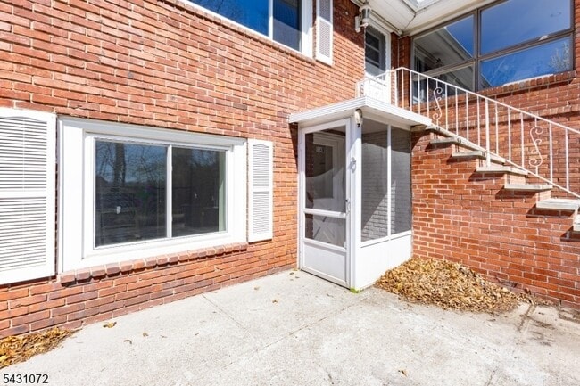 Building Photo - 154 Ames St