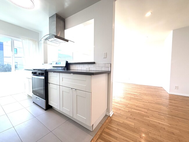 Photo - 2001 Preuss Rd Unit 2009 LOWER