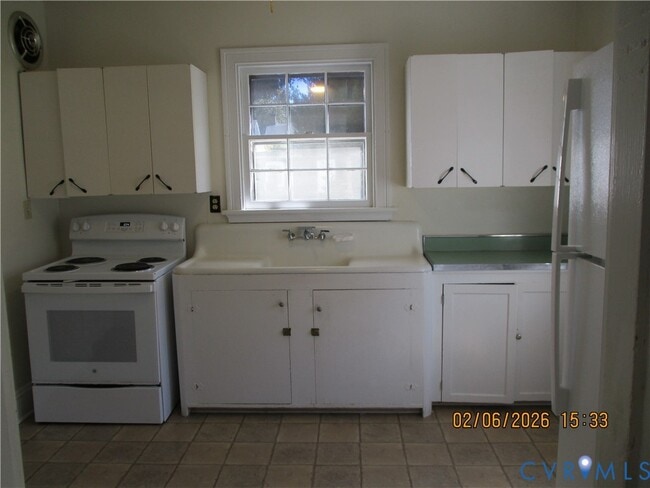 Photo - 403 Maple St