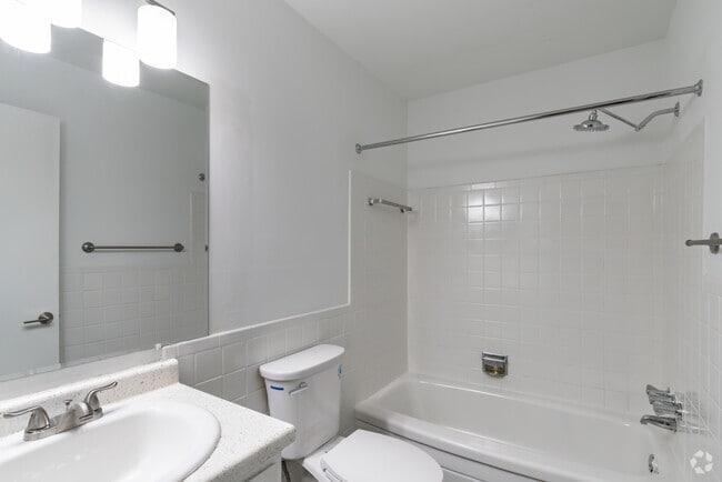 1BR, 1BA - 665SF - Carriage Park Apartments - Dearborn Heights, MI