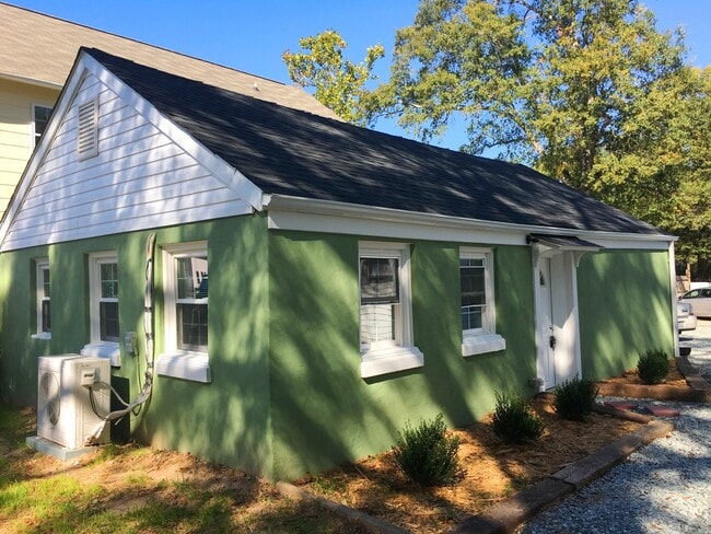 Building Photo - Renovated one bedroom cottage in downtown ...