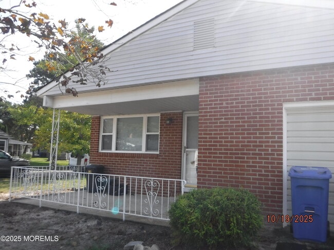 Building Photo - 102 Troumaka St