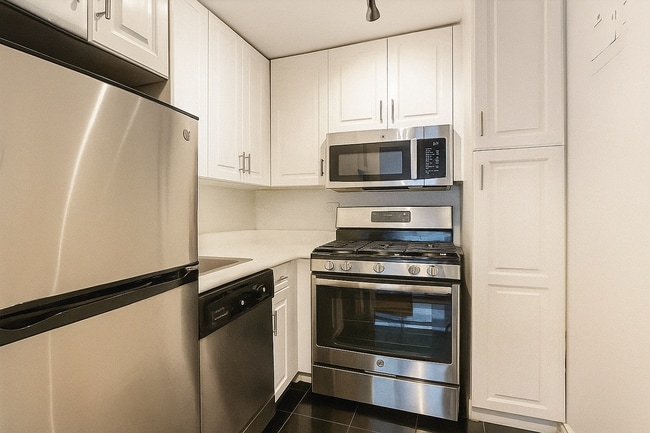 322 1/2 E 50th St