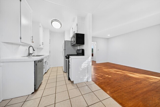 Photo - 7459 Hollywood Blvd