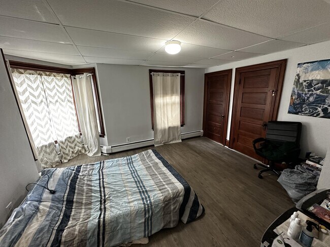 Photo - 671 N French St