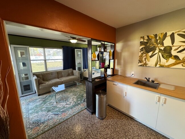 Fully furnished - 1721 Montcalm St Unit SoDo District Studio