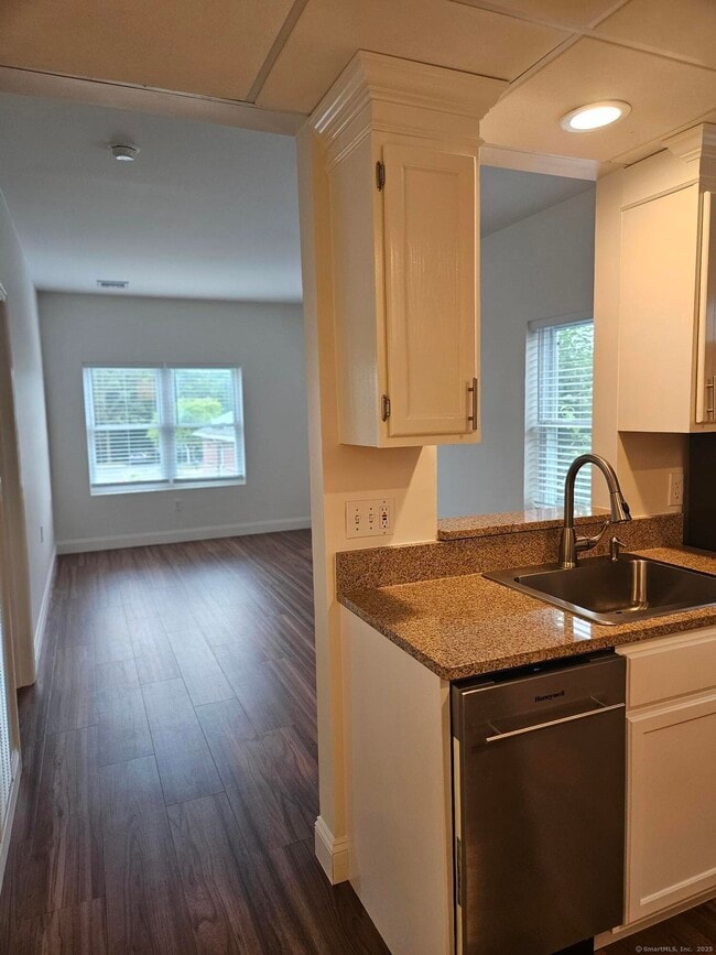 Building Photo - 100C Danbury Rd Unit 2K Rental