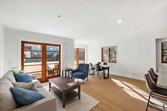 Building Photo - 416 Avenida Santa Barbara