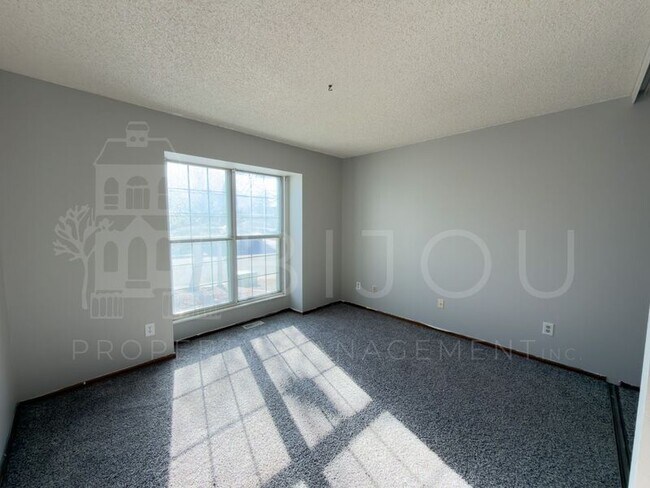 Photo - 2560 Clarendon Dr