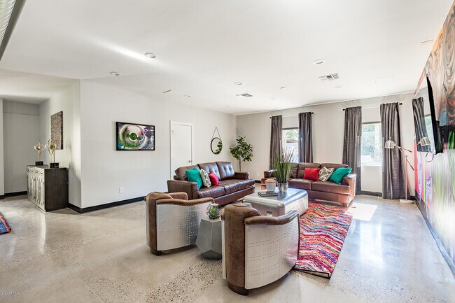 Photo - 7505 E Main St