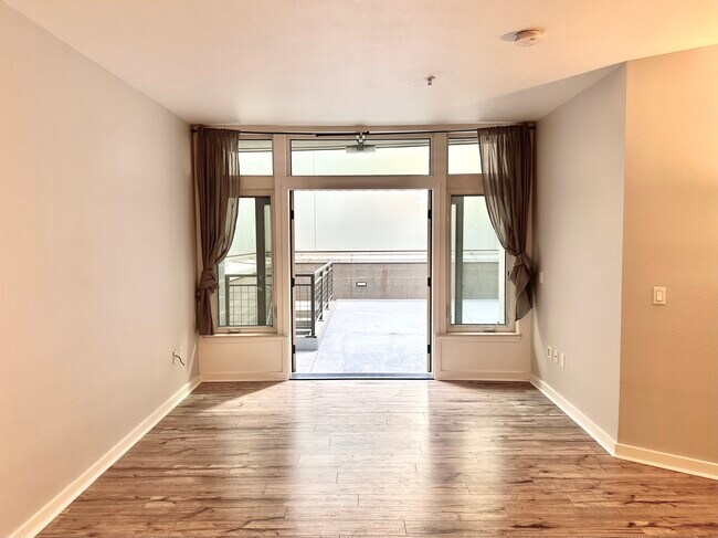 Building Photo - 327 NW Park Ave Unit 1C