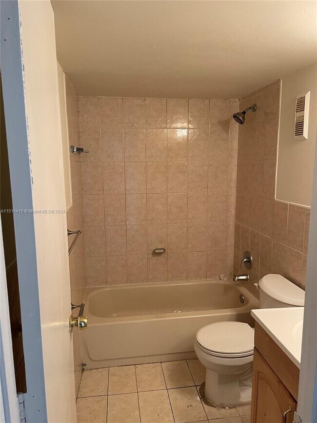 Photo - 8610 N Sherman Cir Unidad 203