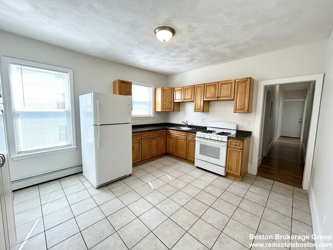 Building Photo - 11 Elder St Unit 3 Rental