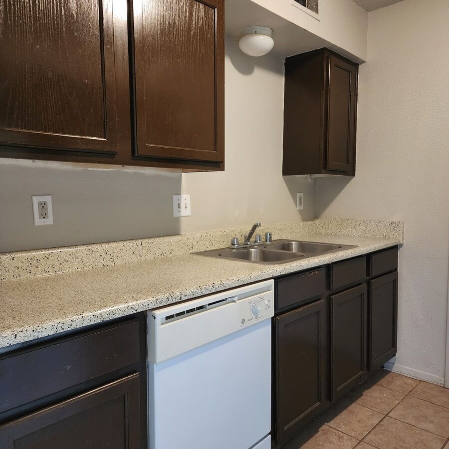 Photo - 1BR $700/m with $500 deposit Unit 35