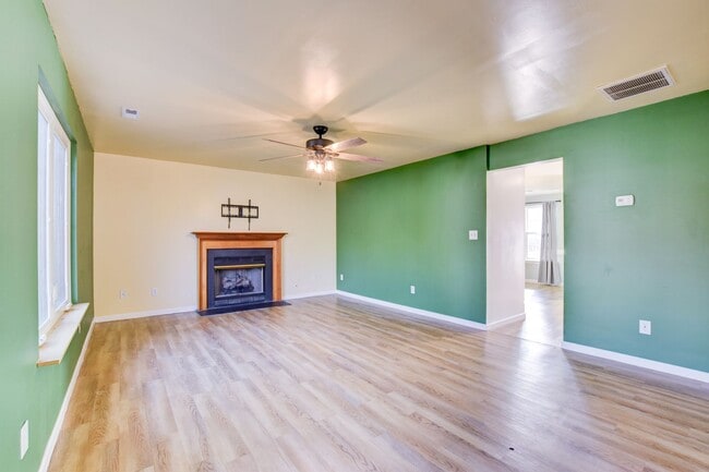 Photo - 214 Jouster Way