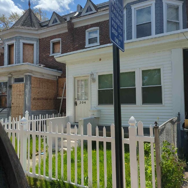 Building Photo - 304 E 23rd St