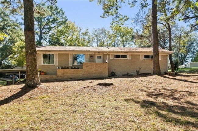 Building Photo - 4 bedroom home on 1.25 Acres in Greenwood