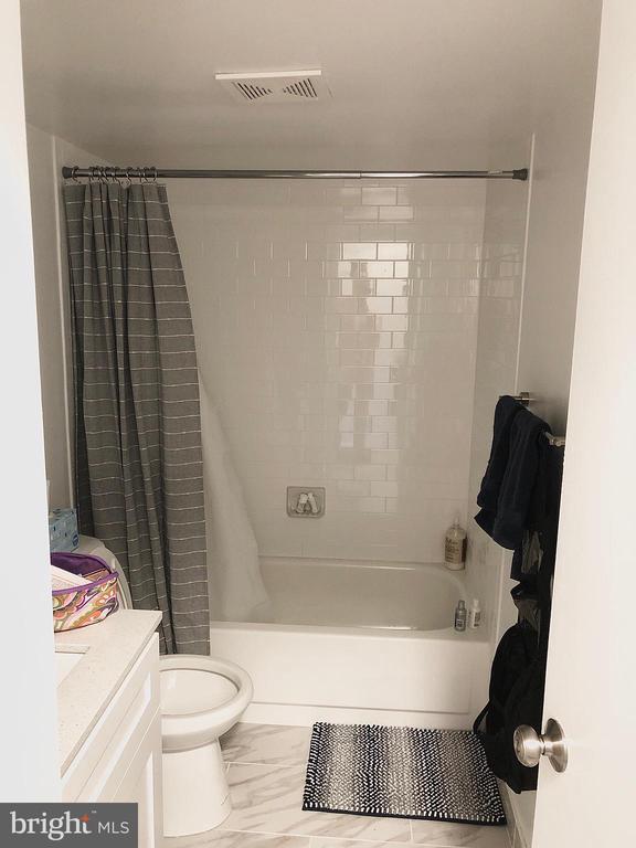 Building Photo - 1420 Locust St Unit 8H Rental