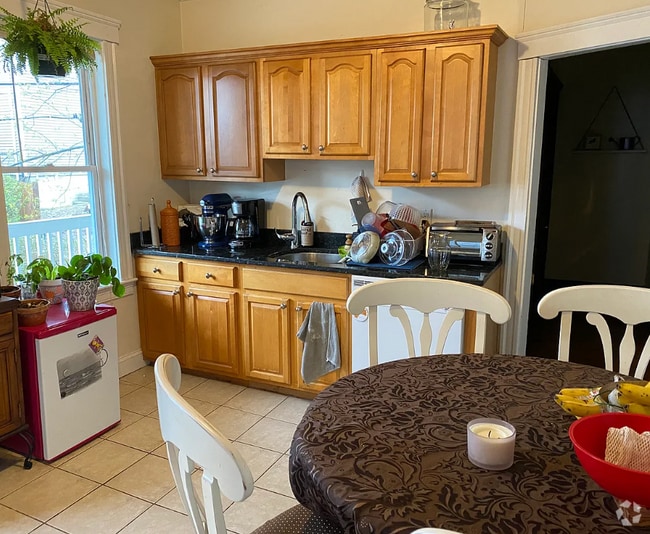 Building Photo - 54 Tremont St Unit 3 Rental