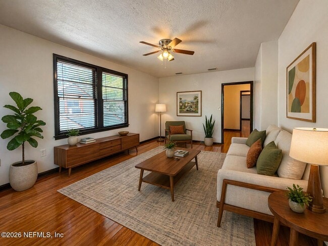 Photo - 2575 Myra St