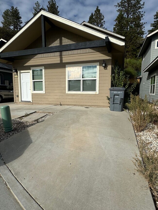 Charming 3 bedroom 2.5 bath in the city li... House House Rental in