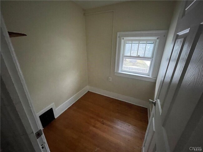 Photo - 209 William St