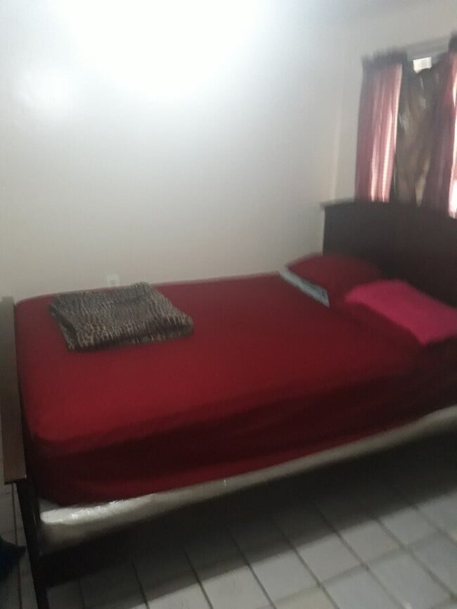 Modernized 3 Bedroom, Shared Yard, Lots of... - Modernized 3 Bedroom, Shared Yard, Lots of...