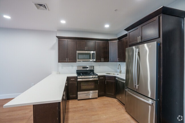 1BR, 1BA - 694SF - Kitchen - 354 Park