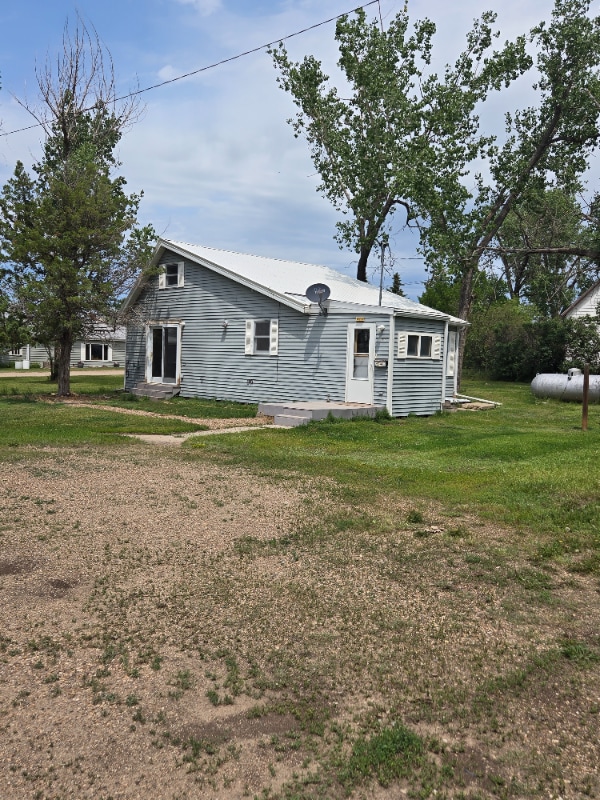Building Photo - 402 1st St N